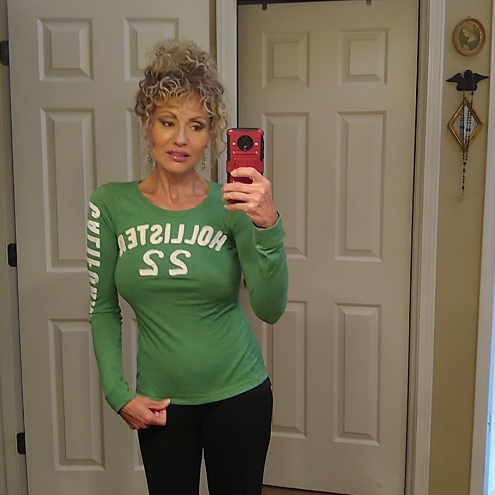 Hollister green and white size small long sleeve t - Picture 2 of 5